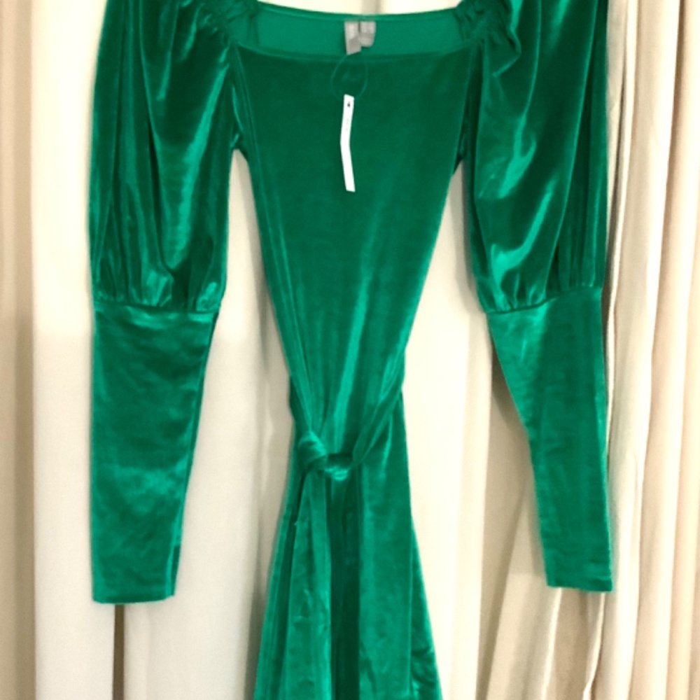 ASOS DESIGN Long sleeve square neck puff sleeve velvet mini dress in green - Picture 3 of 4